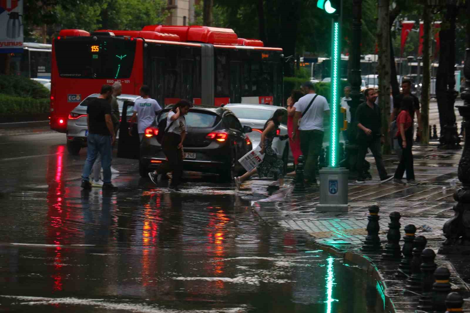 Ankara’da sağanak yağışlar sele neden oldu
