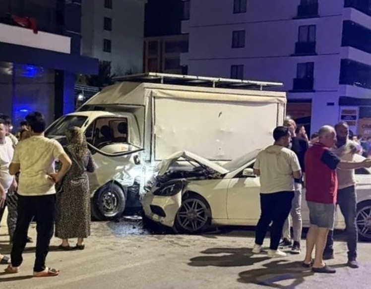 Elazığ’da pikap ile otomobil çarpıştı: 3 yaralı