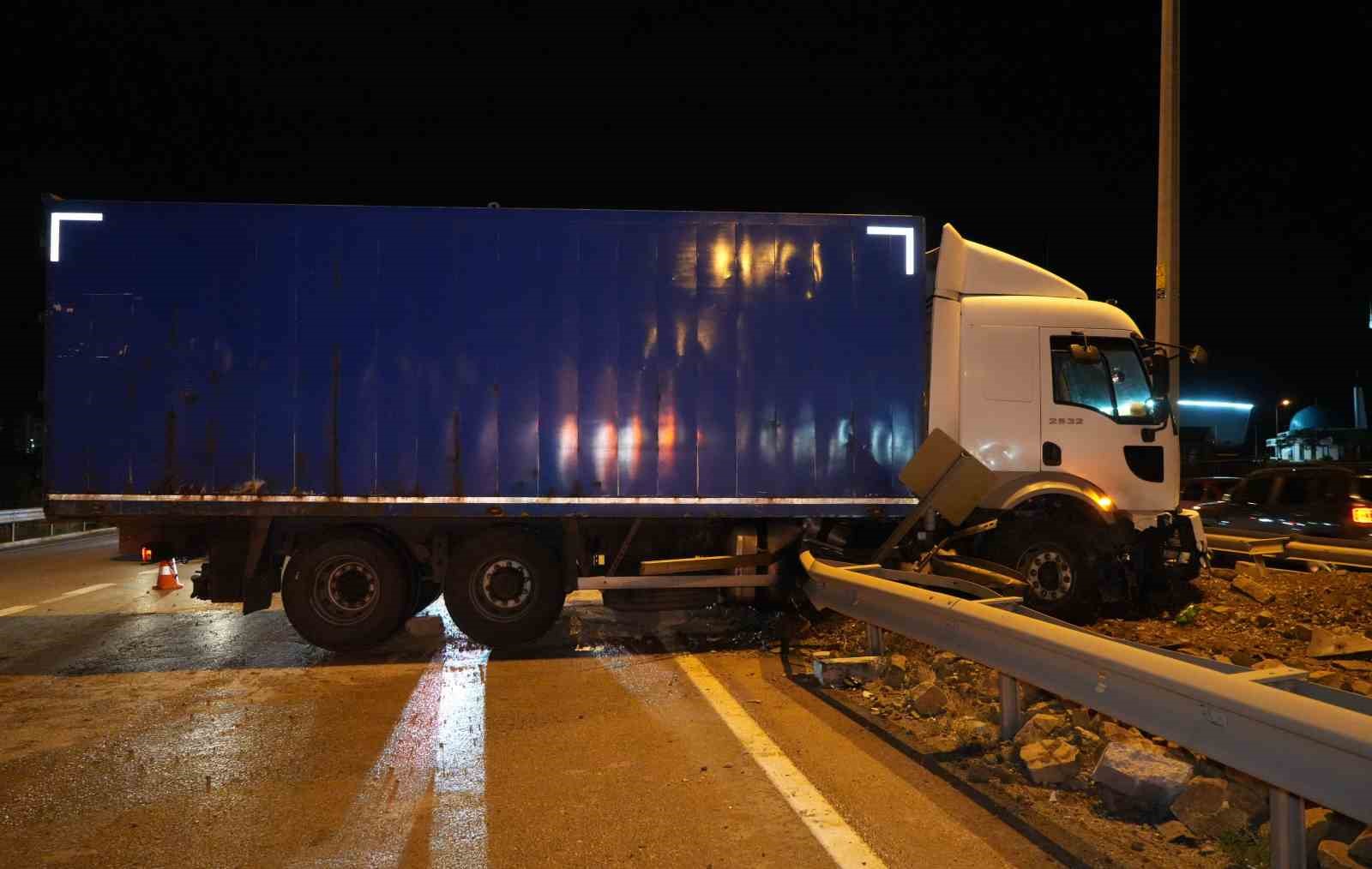 Kontrolden çıkan kamyon refüje çıktı