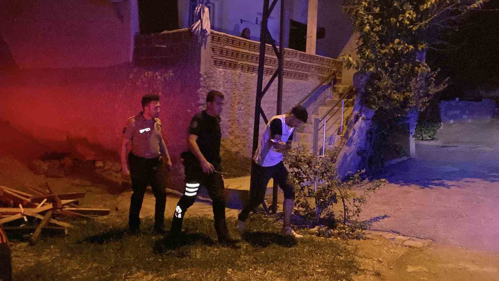 Tartışan 2 arkadaş birbirini bıçakladı: 2 yaralı