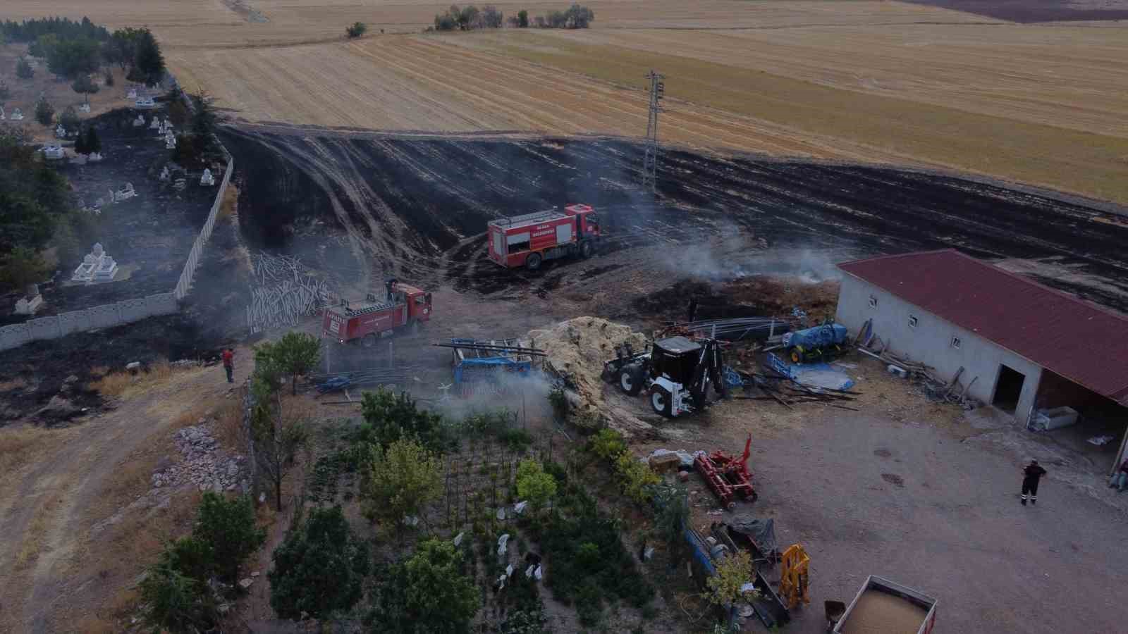Çorum’da elektrik direğinden çıkan kıvılcım yangına sebep oldu
