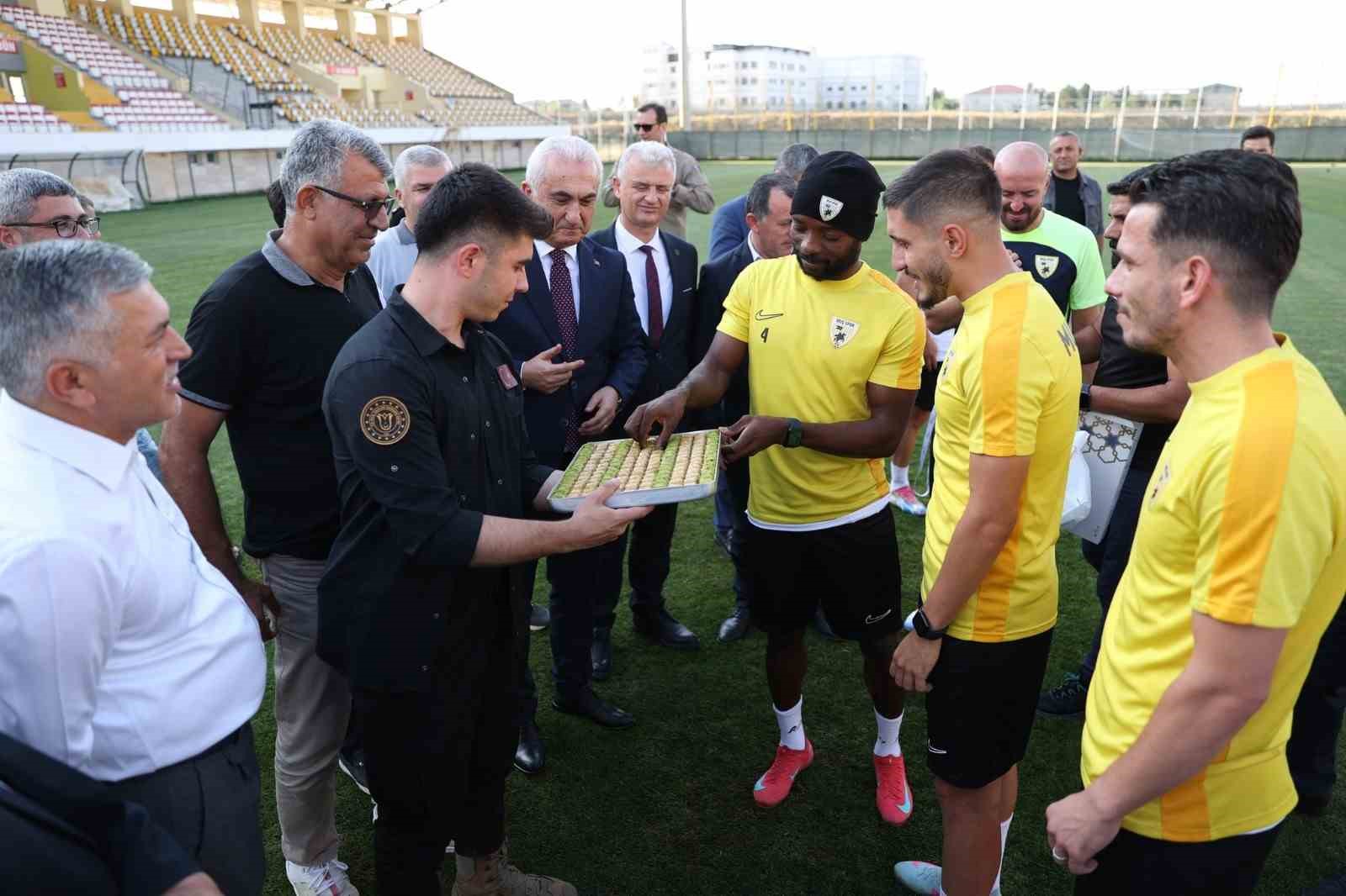 Vali Çakır, Muşspor’un antrenmanını izledi ve takıma destek çağrısı yaptı