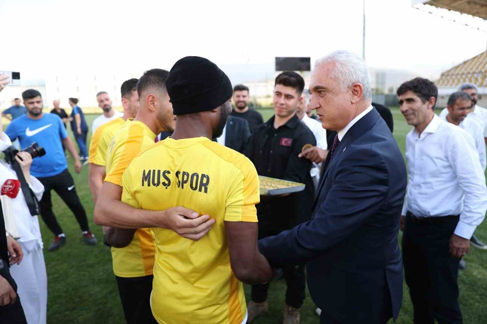 Vali Çakır, Muşspor’un antrenmanını izledi ve takıma destek çağrısı yaptı
