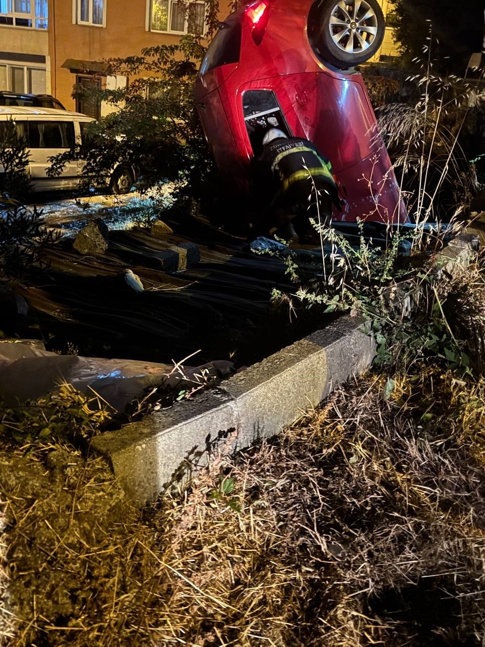 Otomobil kömürlüğe düştü, sürücü hafif yaralandı