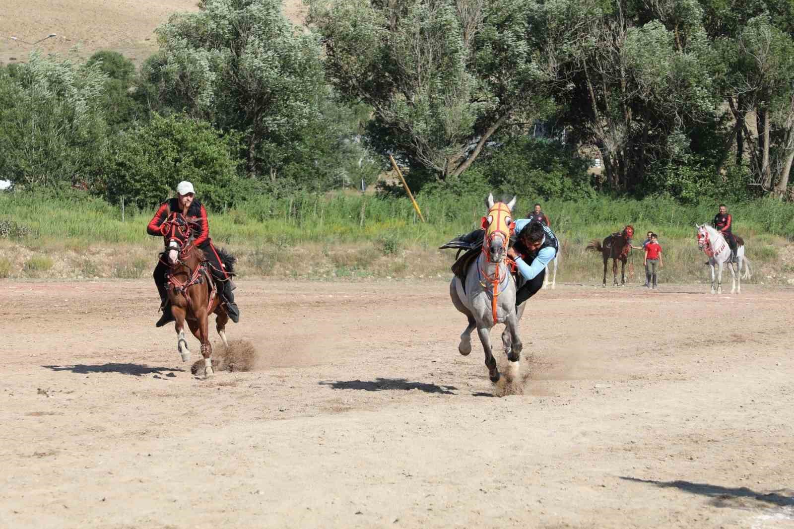 Bayburt’ta ’Dede Korkut Cirit Müsabakası’ düzenlendi