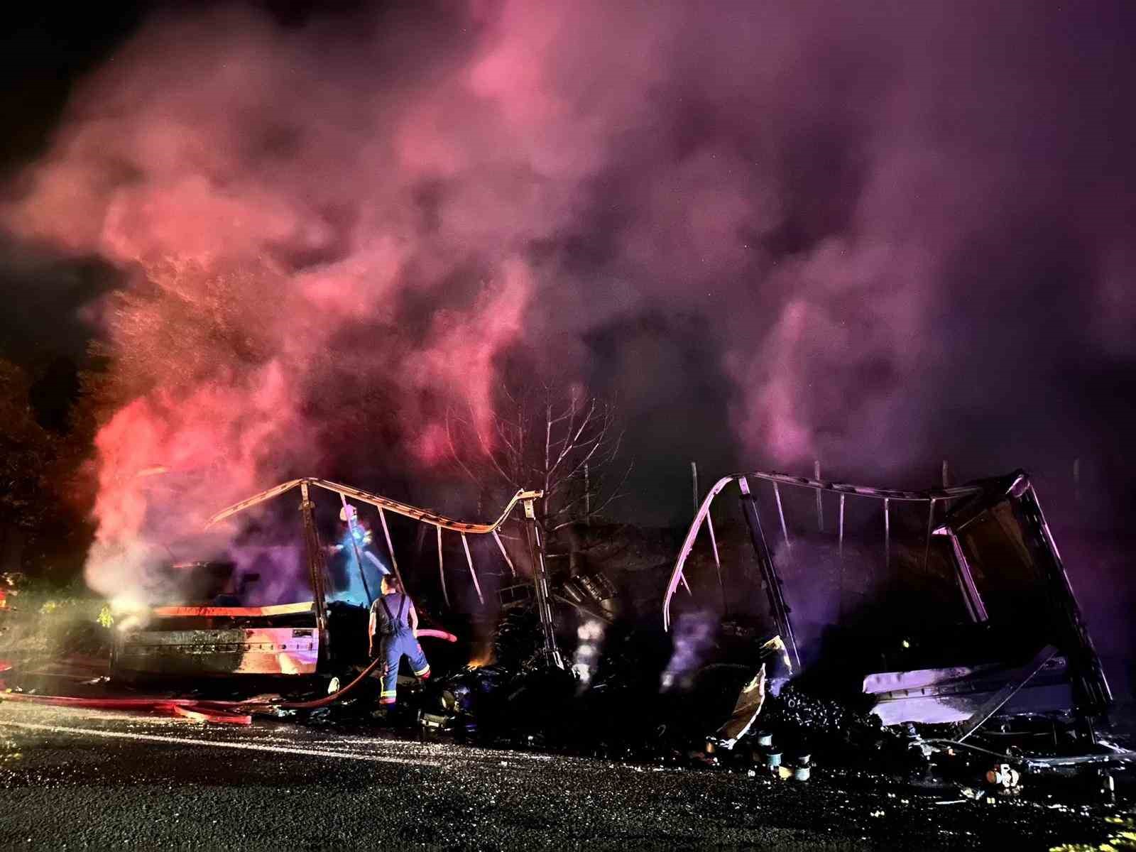 Uşak’ta tırın dorsesi alev alev yandı