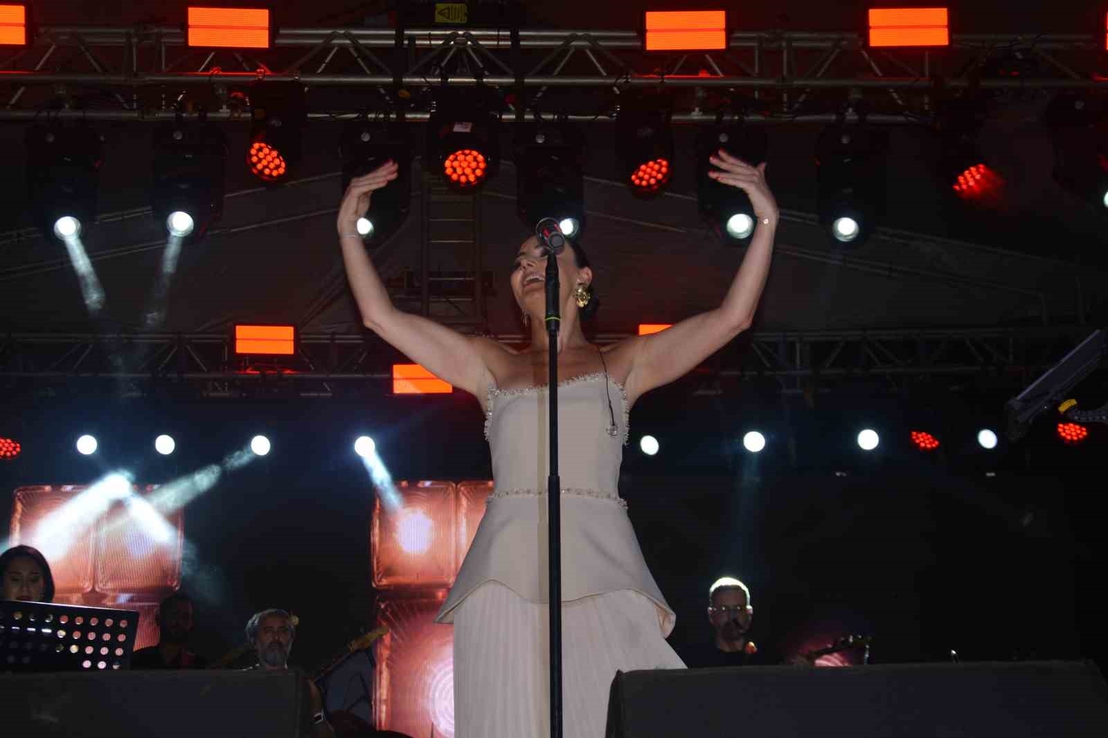 Ordu’da Sevcan Orhan rüzgarı esti: "Müziğine, kültürüne, memleketine sahip çıkan insanın sırtı yere gelmez"