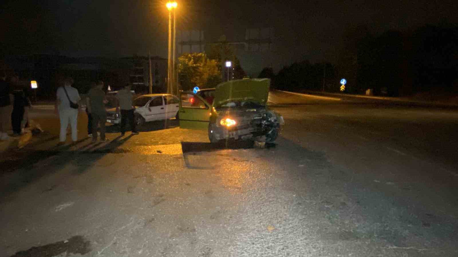 Kavşakta iki otomobil çarpıştı: 4 yaralı

