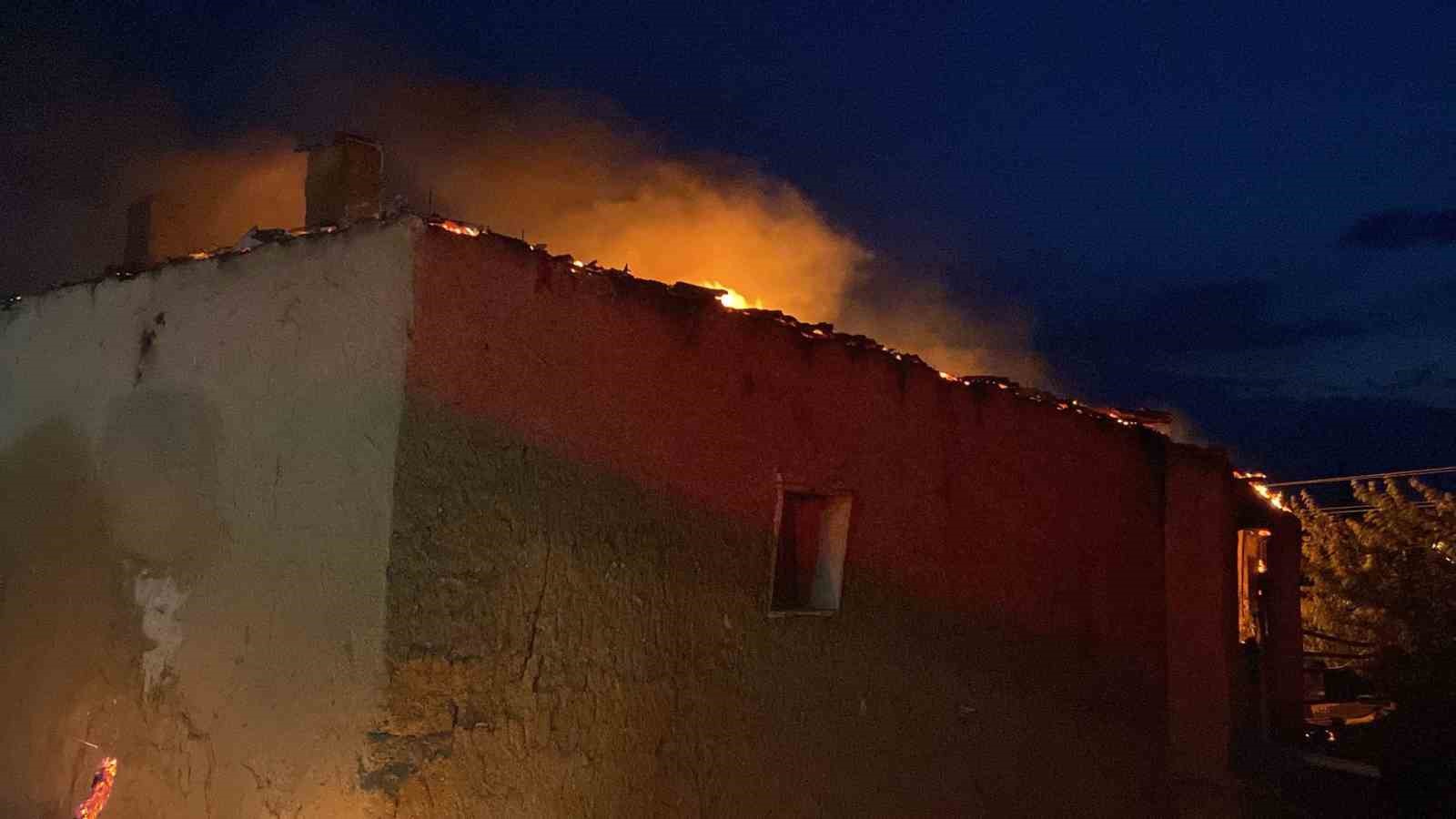 Yozgat’taki yangında ev kullanılamaz hale geldi