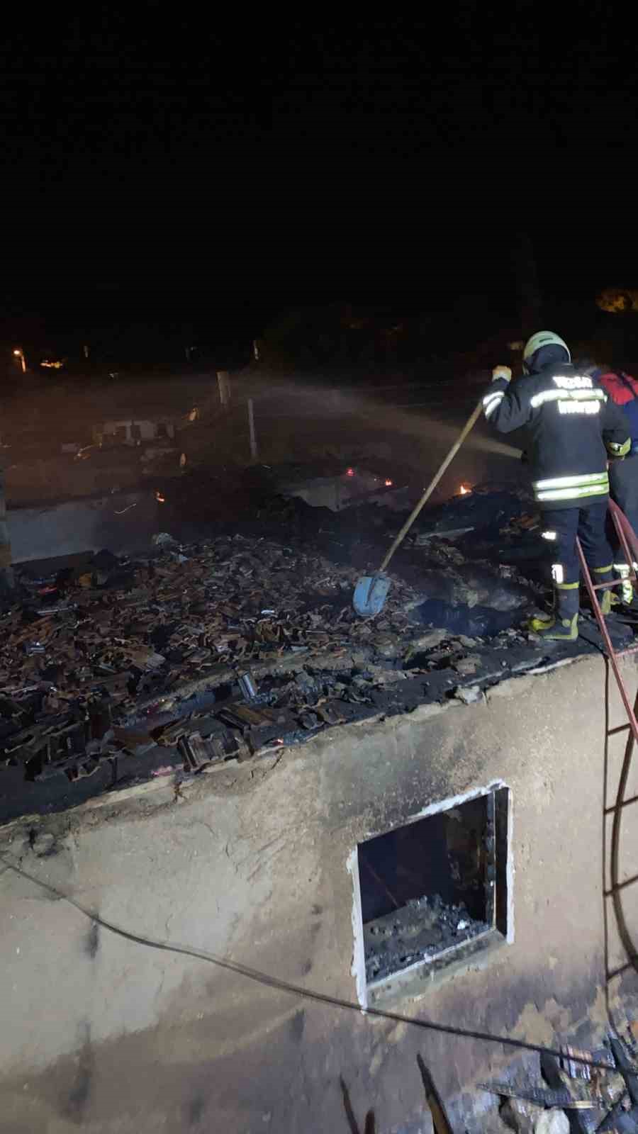 Yozgat&rsquo;taki yangında ev kullanılamaz hale geldi
