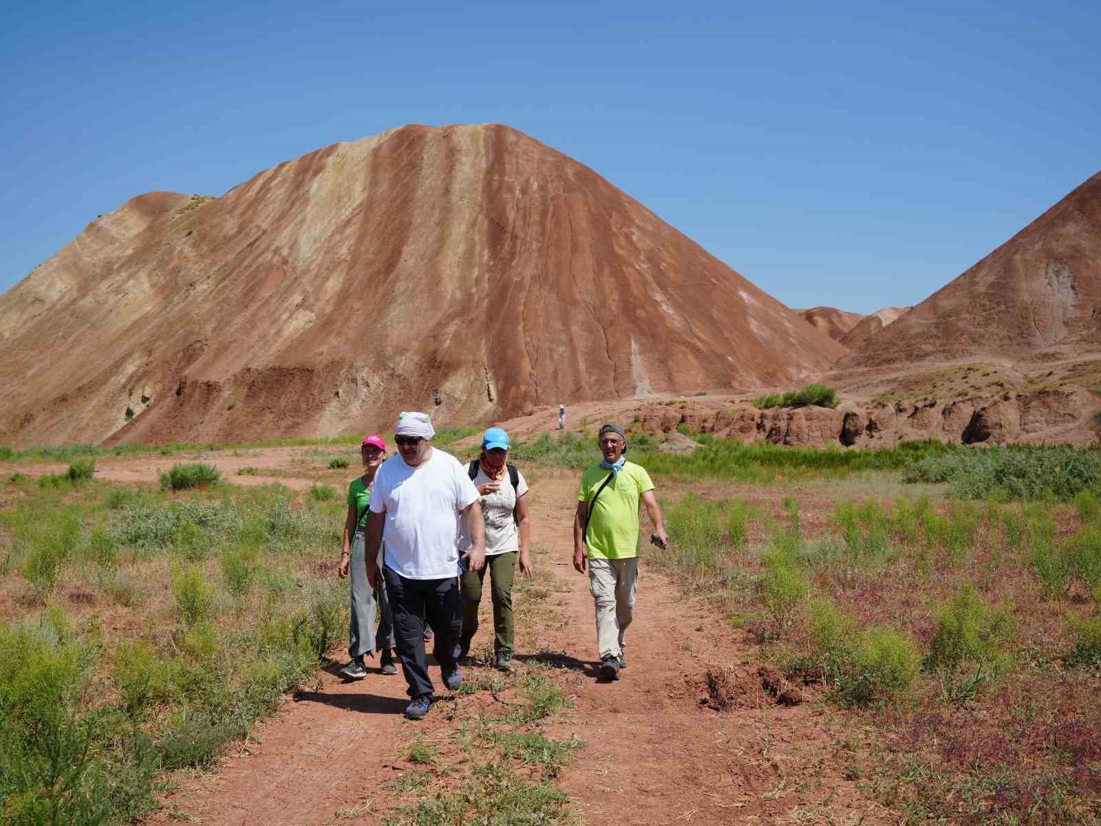 Mars’ı andıran ’Gökkuşağı Tepeleri’ ziyaretçi akınına uğruyor