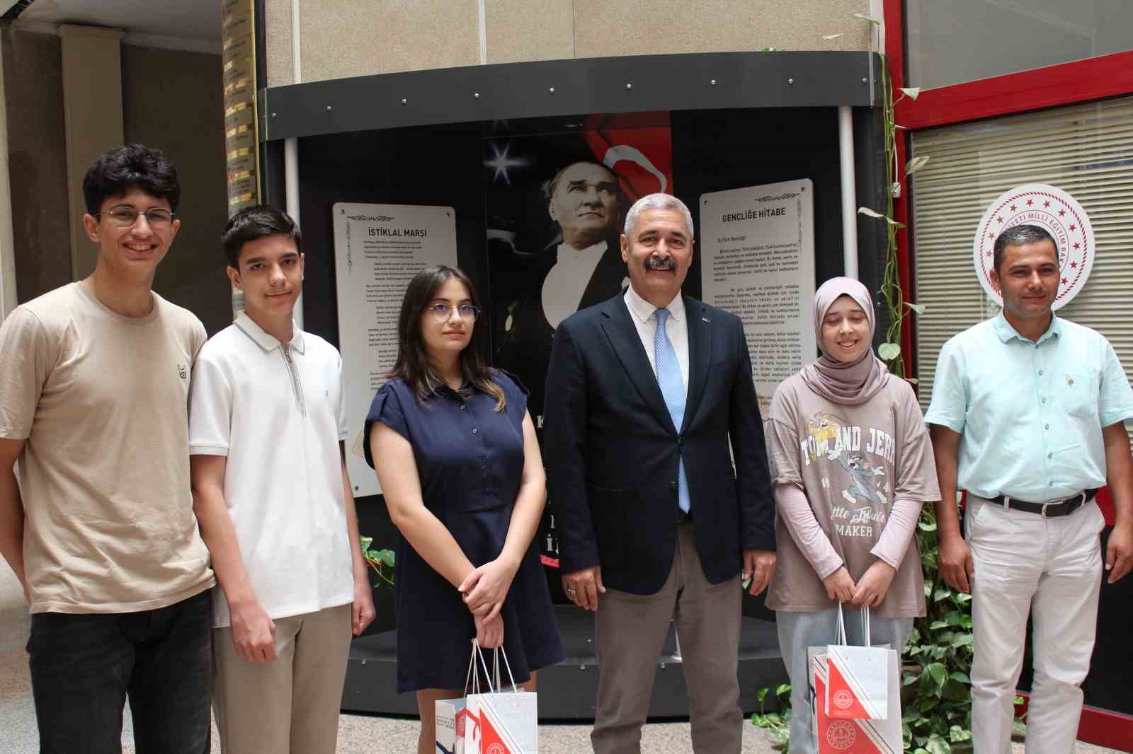 M&uuml;d&uuml;r &Ouml;zcan, il birincilerini ağırladı
