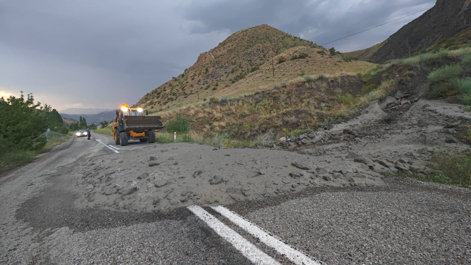 Erzurum’da sel yolu kapattı