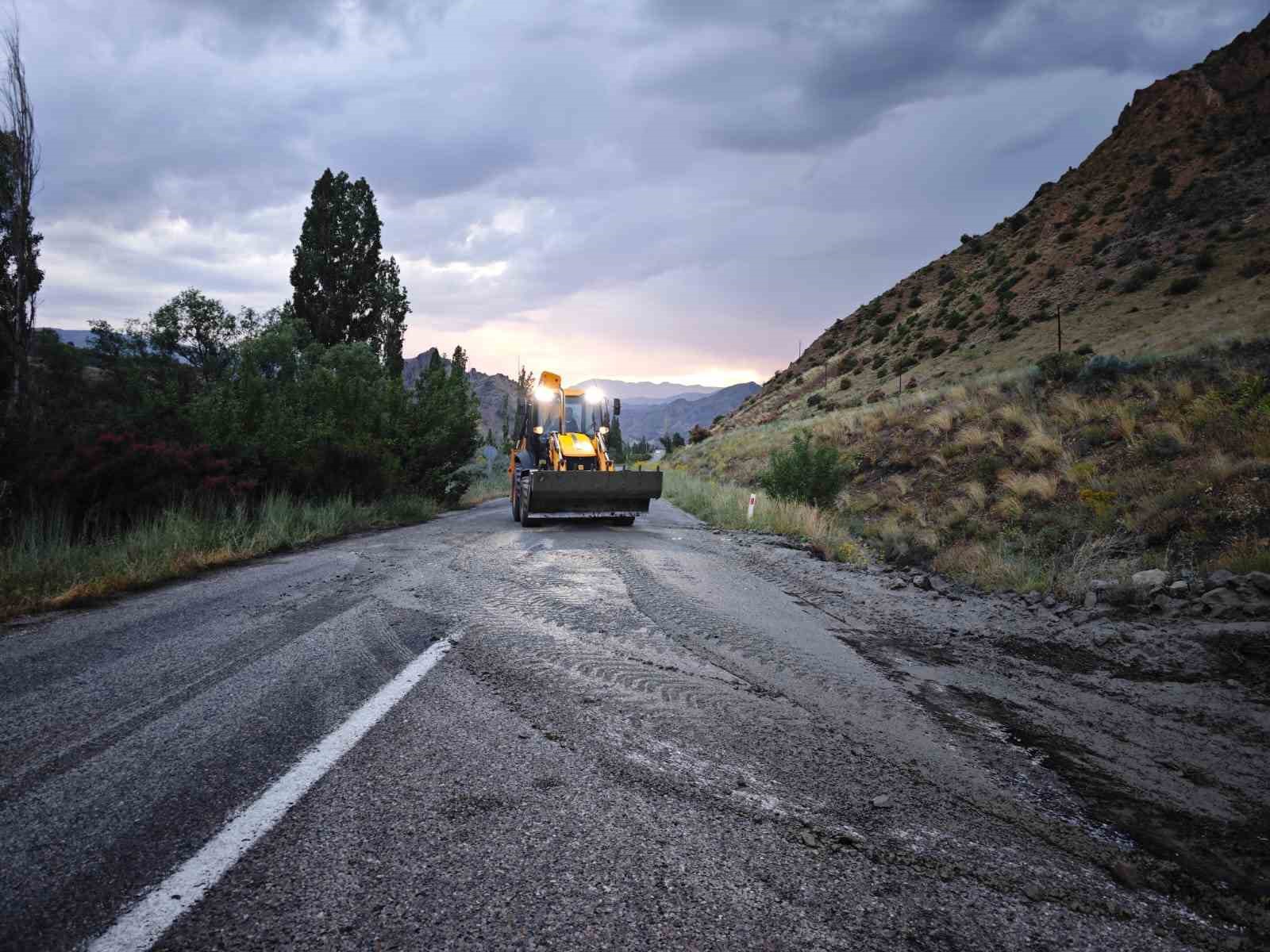 Erzurum’da sel yolu kapattı