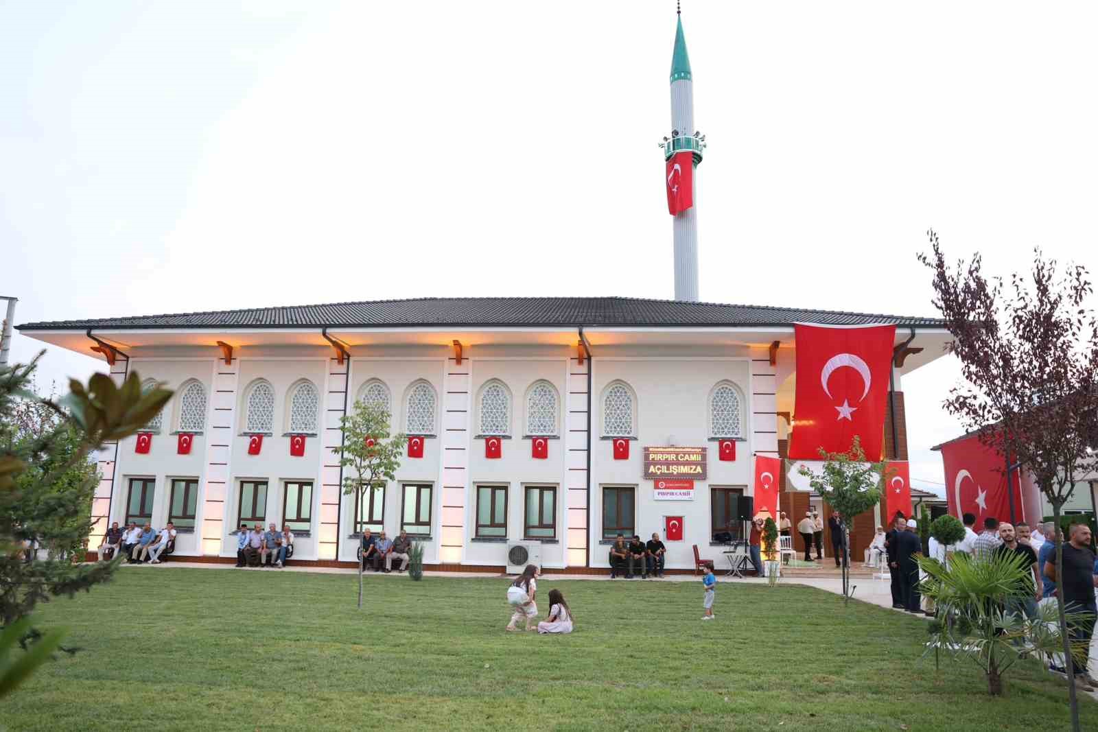 Depremde yıkılan Pırpır K&ouml;y&uuml; Cami yeniden inşa edilerek ibadete a&ccedil;ıldı
