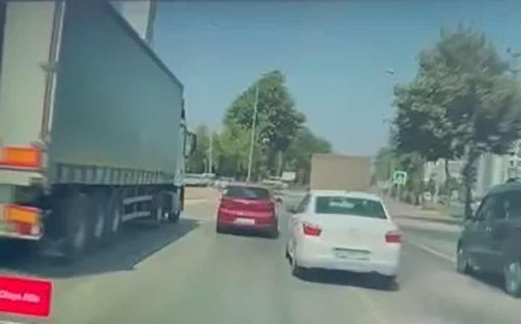 Tırın kör noktasında kalan otomobil, kullanılmaz hale geldi