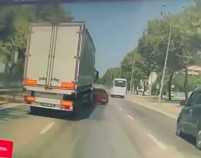 Tırın kör noktasında kalan otomobil, kullanılmaz hale geldi