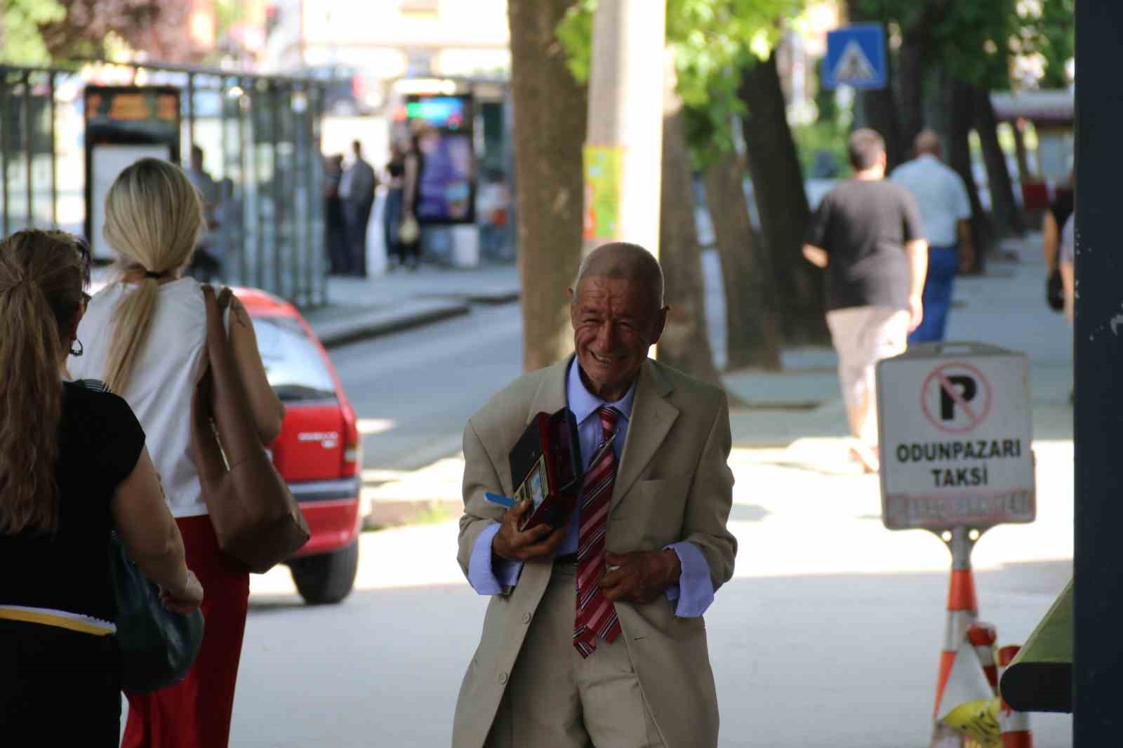 Elinde teyp ile sokak sokak gezerek m&uuml;zik dinliyor
