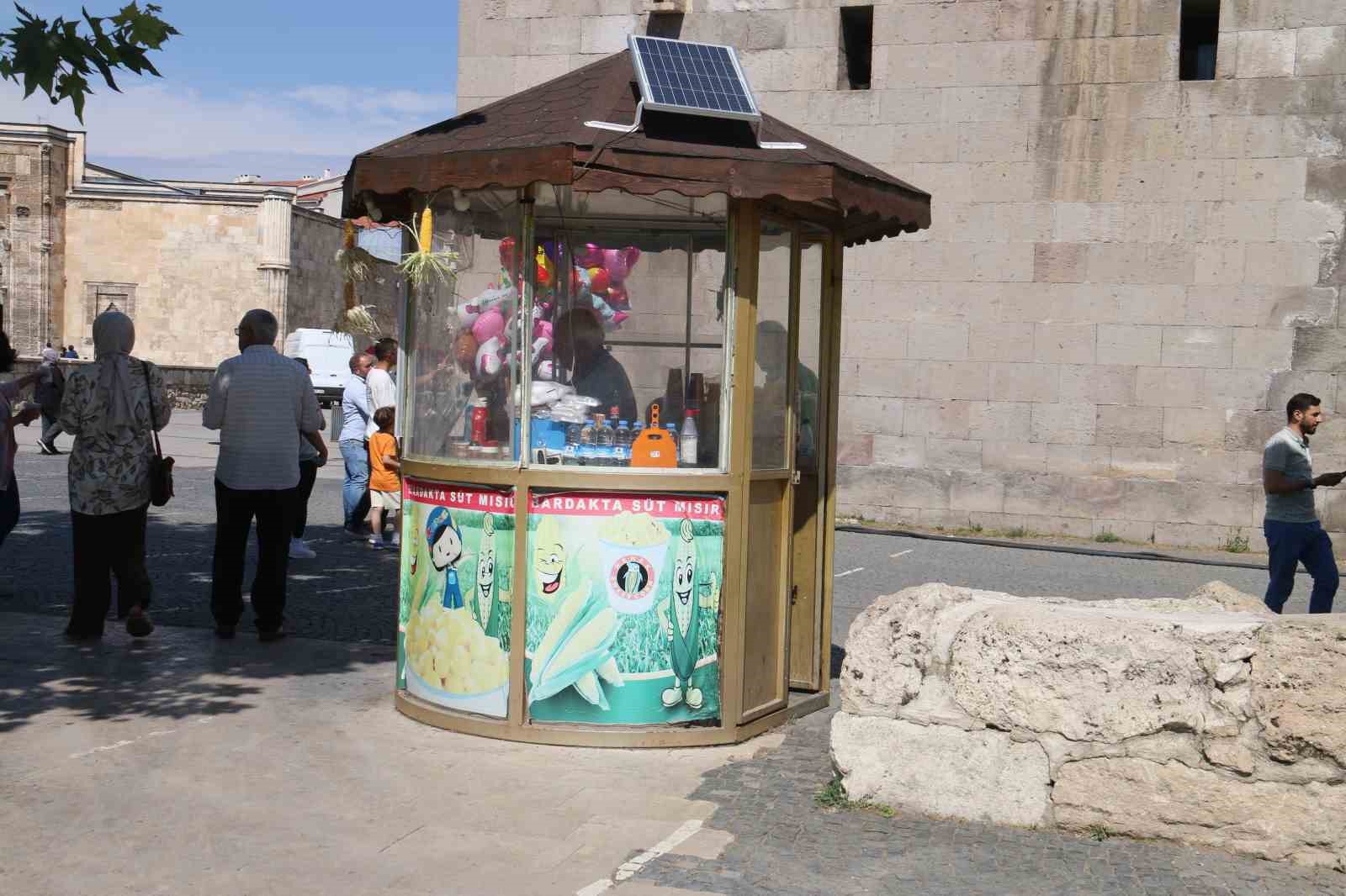 Seyyar tezgahlarını güneş enerji sistemiyle aydınlatıyorlar