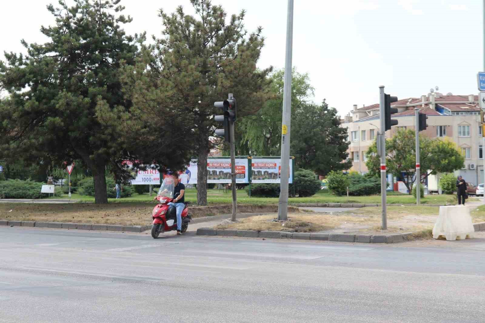 Hem kask takmadı hem de motosikletiyle yaya geçidinden geçti