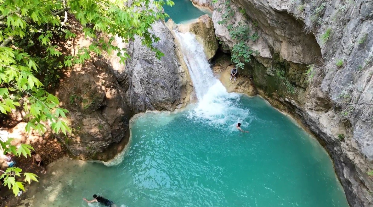 Zorlu parkurların ardındaki saklı cennet Sarısu Şelalesi
