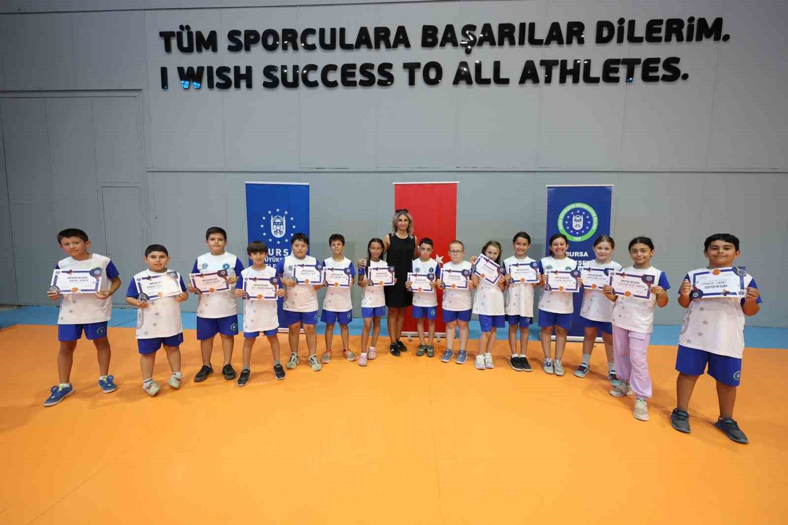 Yaz Spor Okulları’nda çocuklar sertifikalarına kavuştu
