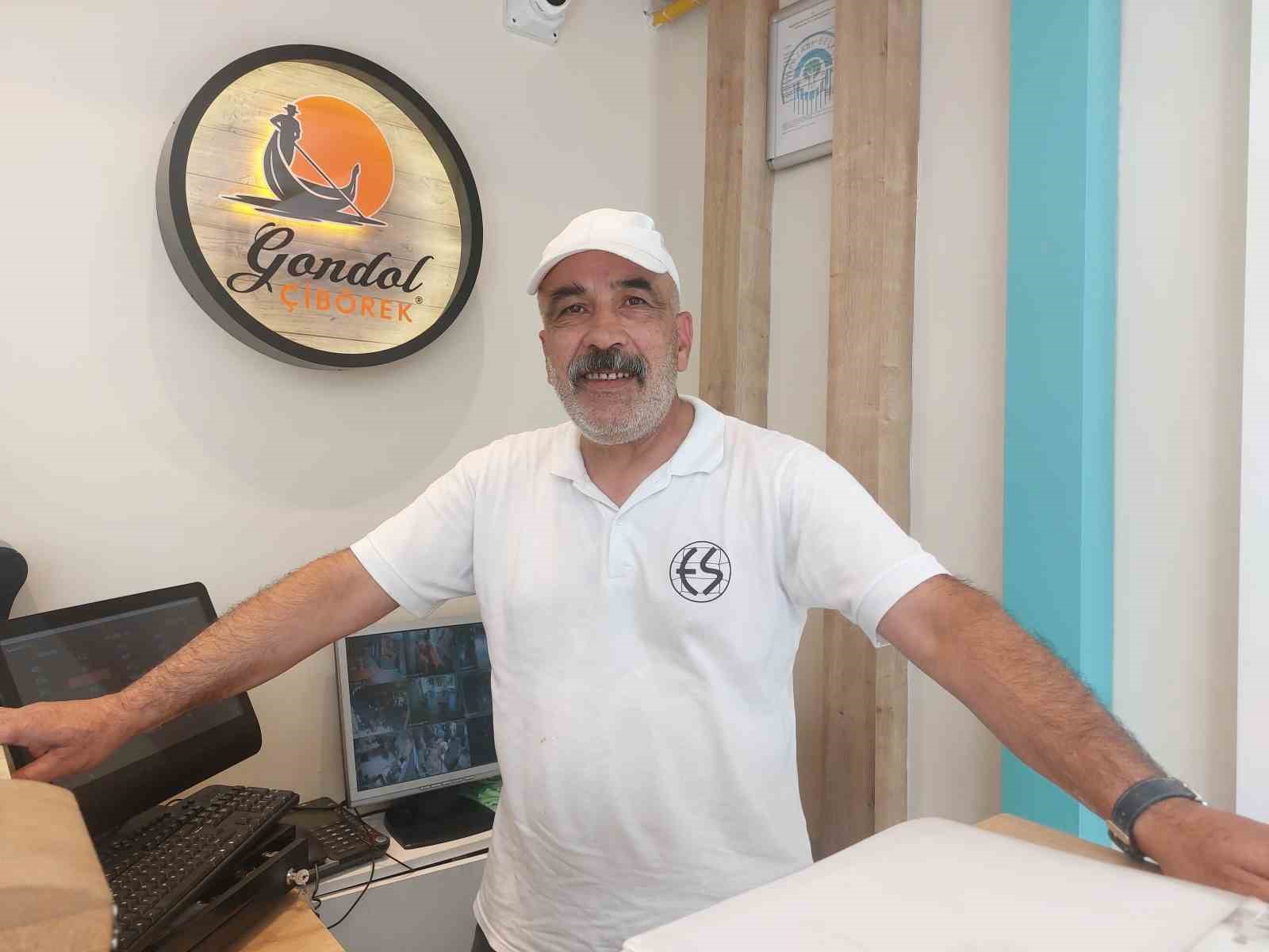 Sıcak havalarda güçlükle çalışan çibörek ustasının motivasyon kaynağı misafirler