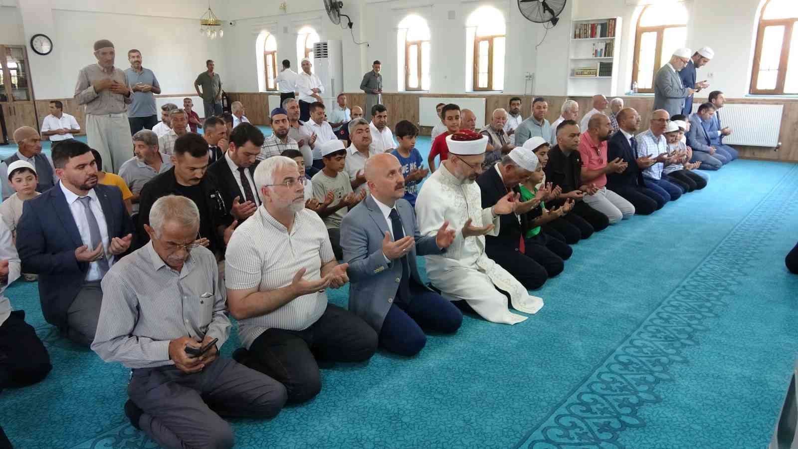 Adyamanda deprem sonras yaplan cami ve Kuran kurslarnn toplu al yapld
