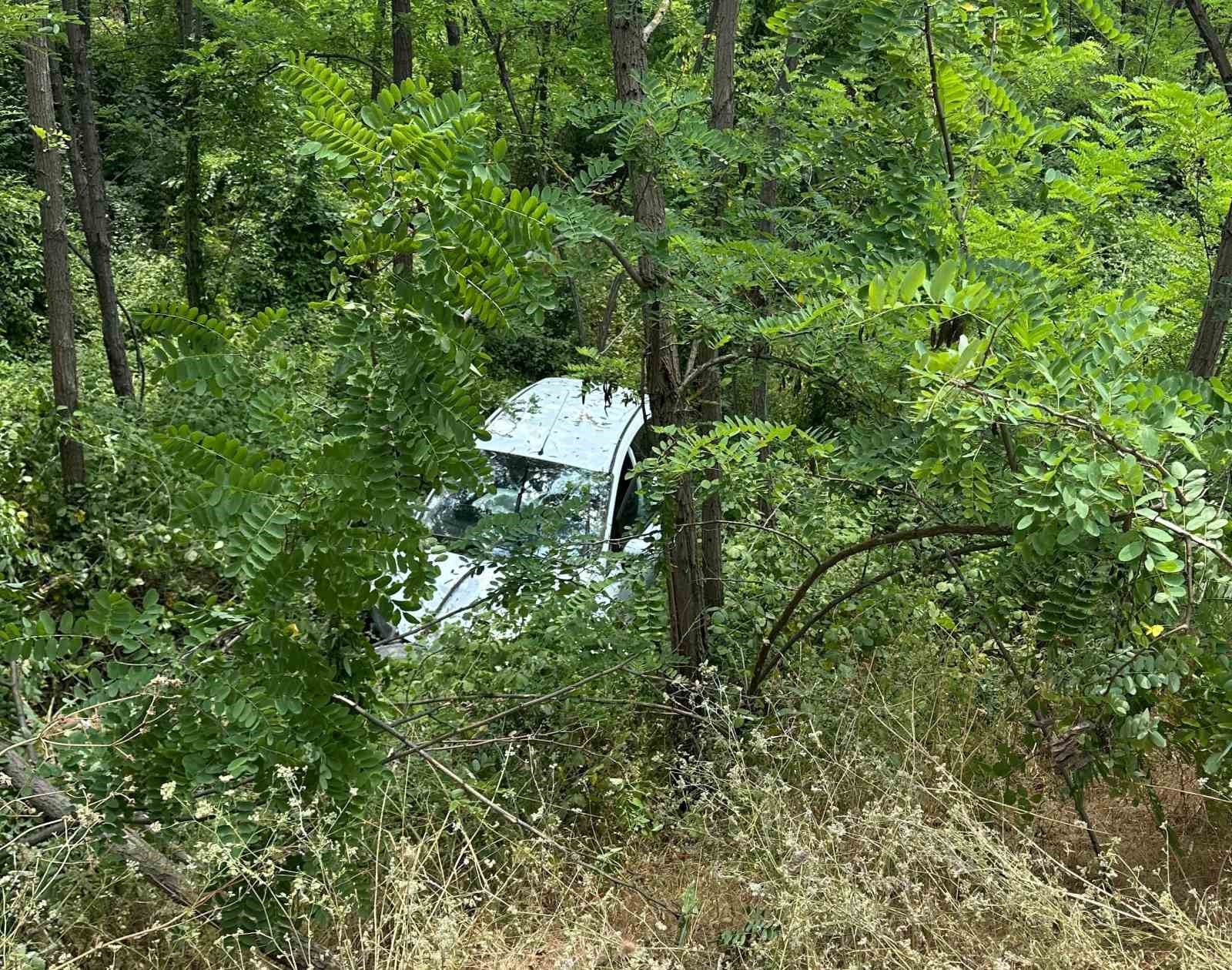 Bursa&rsquo;da kontrolden çıkan otomobil şarampole yuvarlandı