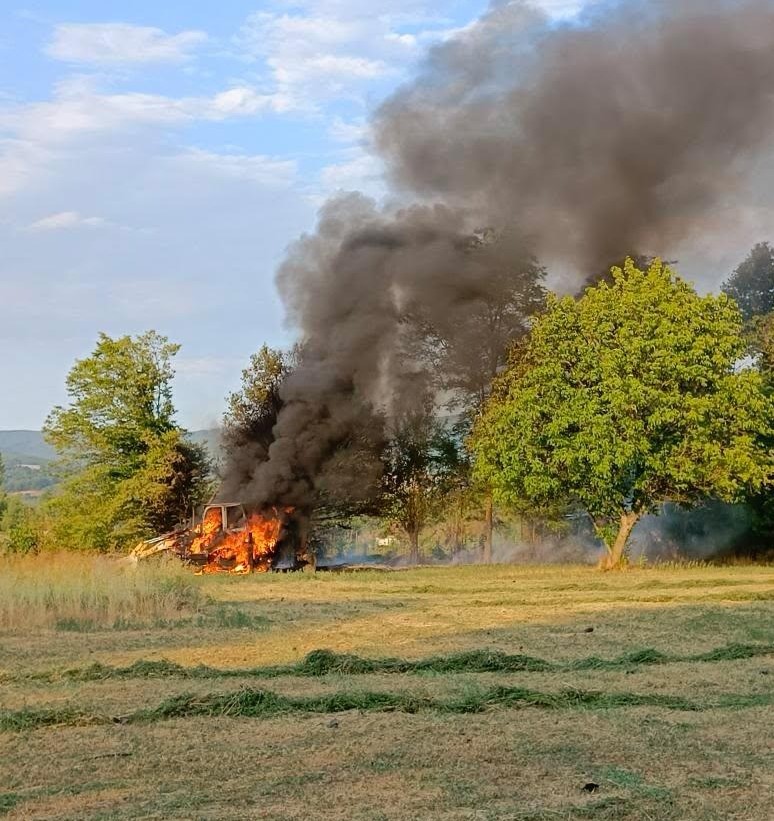 Tarlada ağaç sökümü yapan iş makinesi alev alev yandı
