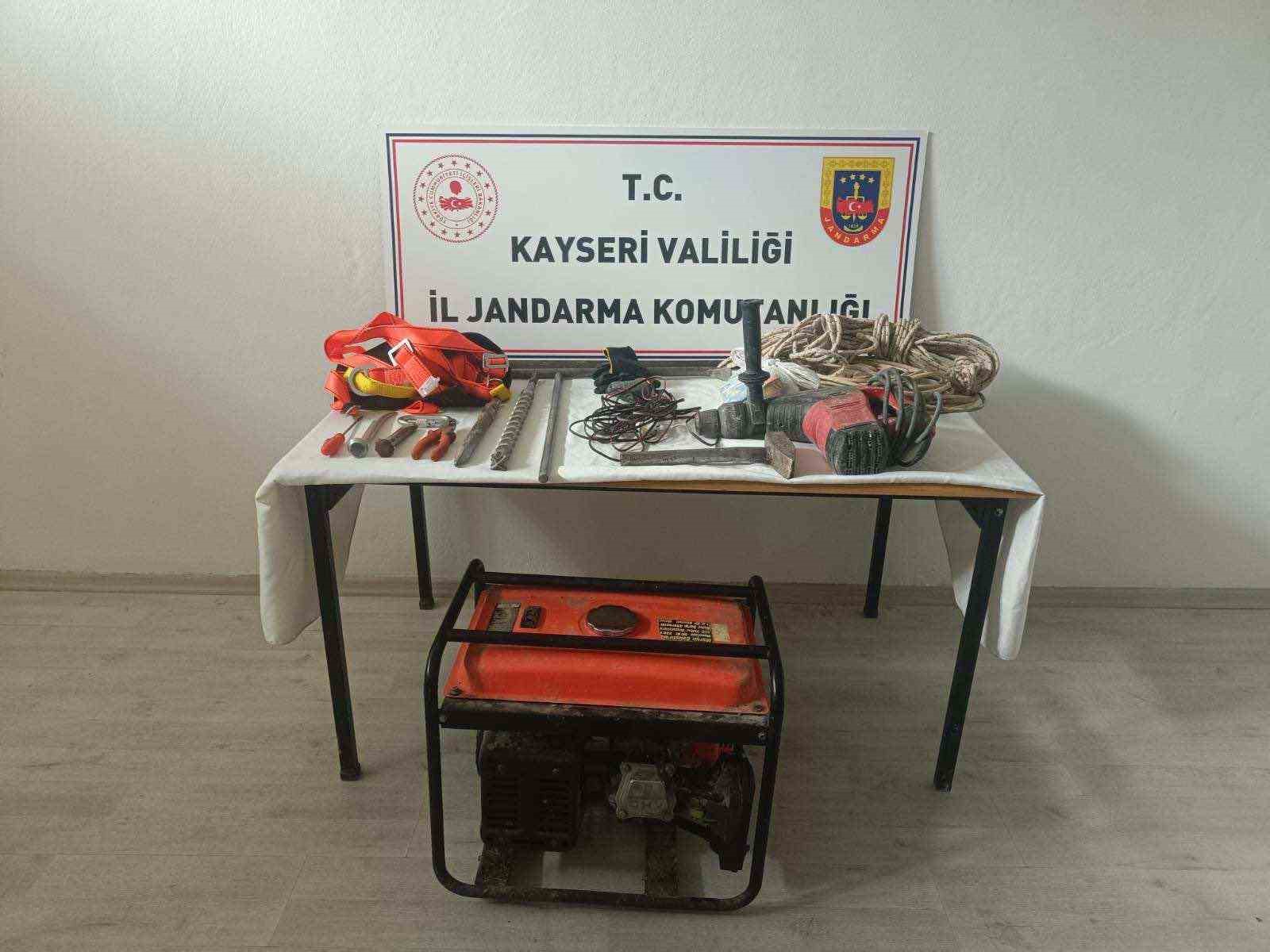 Kaçak kazı yapan 3 kişi yakalandı