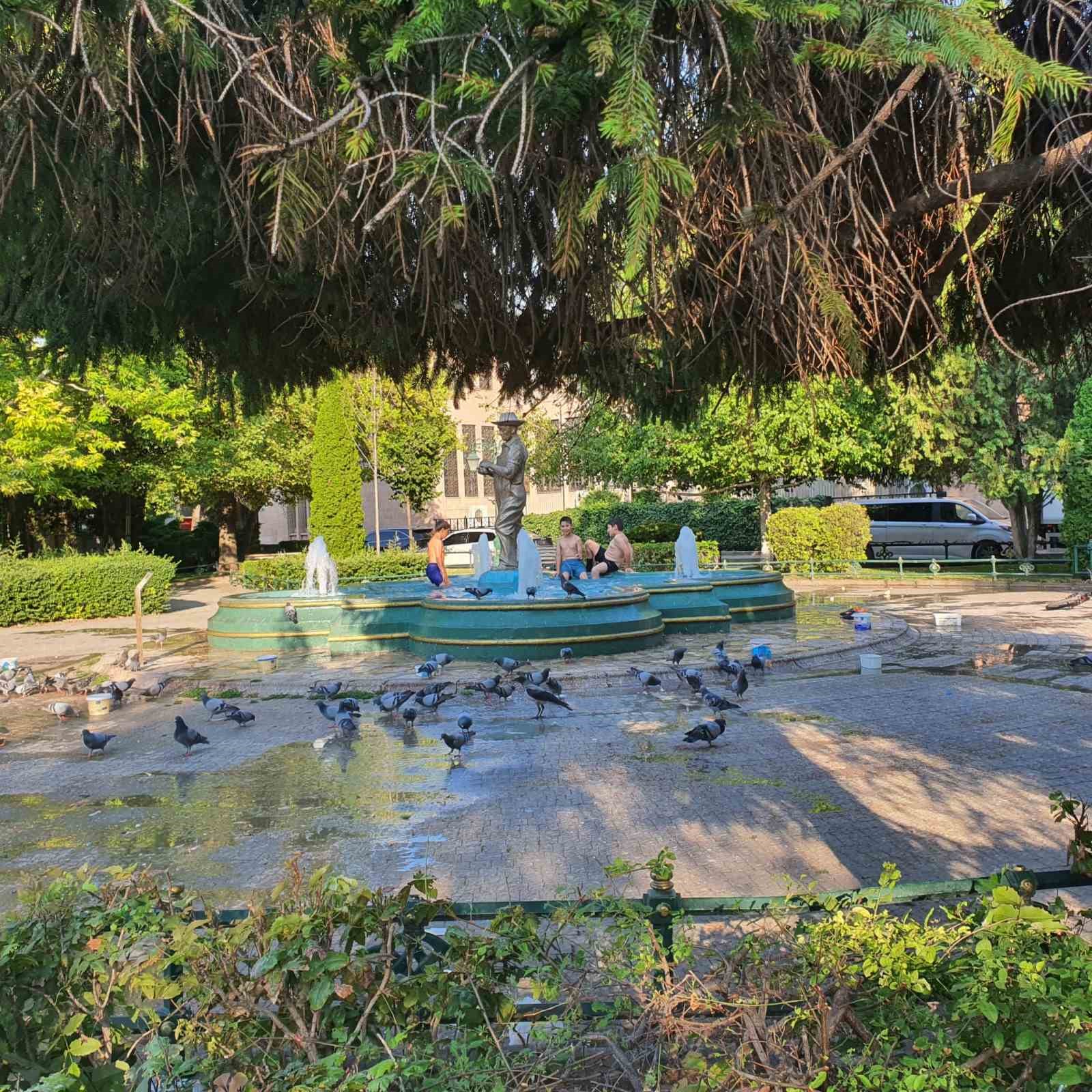 Sıcaklardan bunalan çocuklar süs havuzuna girerek serinlemeye çalıştı