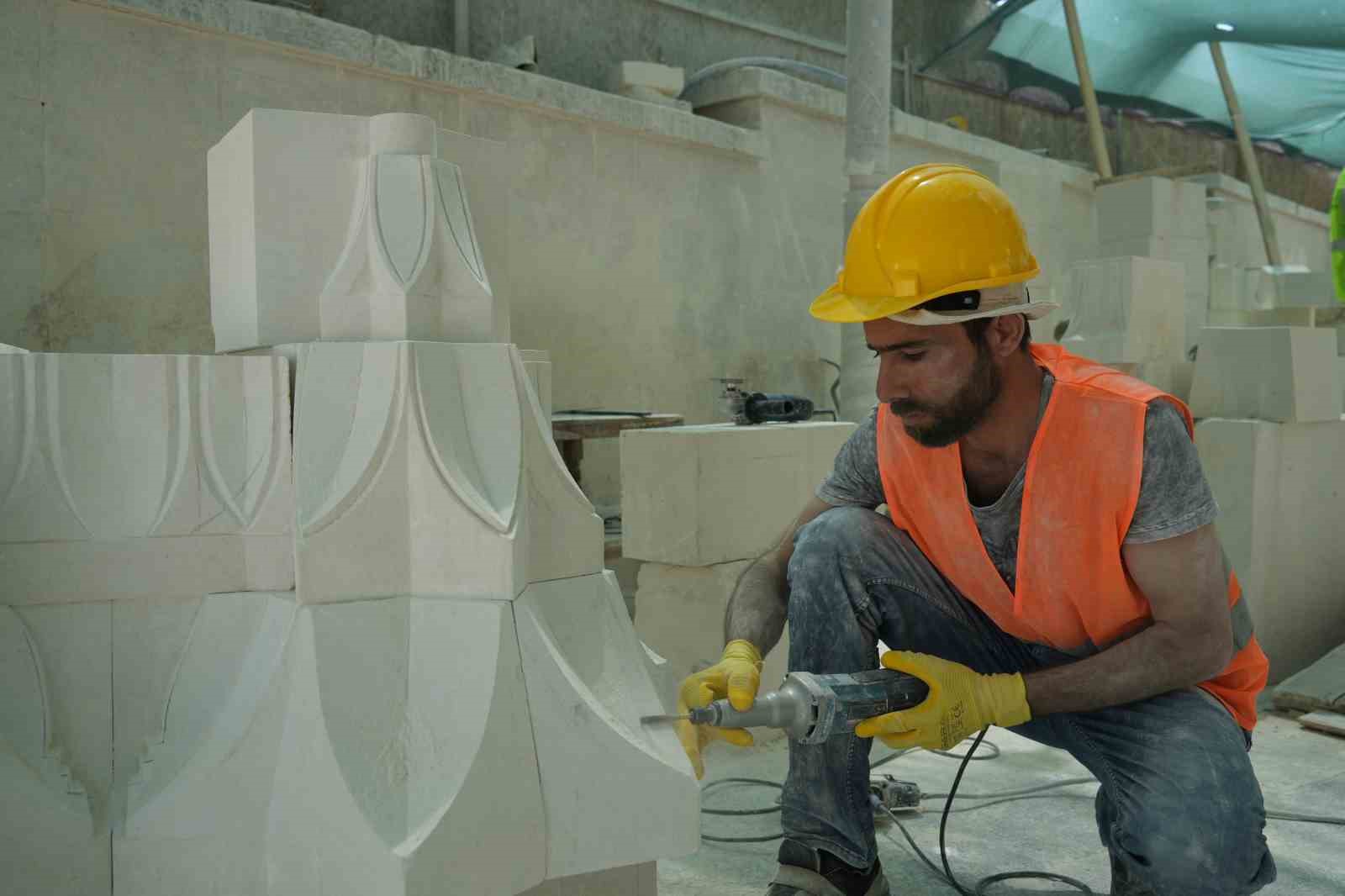 Depremde yıkılan tarihi camiler yeniden ayağa kaldırılıyor