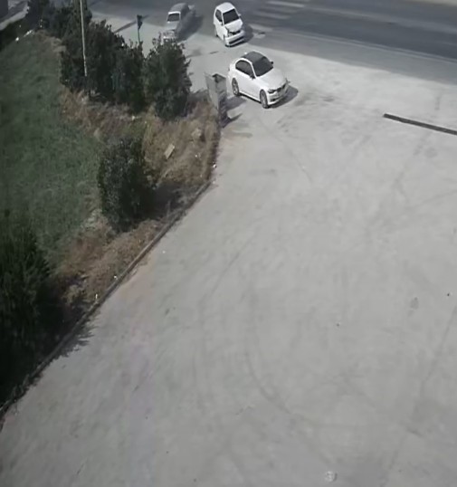 Manavgat’ta otomobilin U dönüşü sonrası kaza anı kamerada
