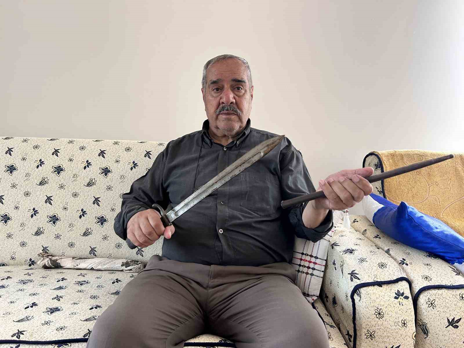 Dedesinin savaşta, hayatta kalmak için kullandığı 170 yıllık süngüyü torunlarına miras bırakacak