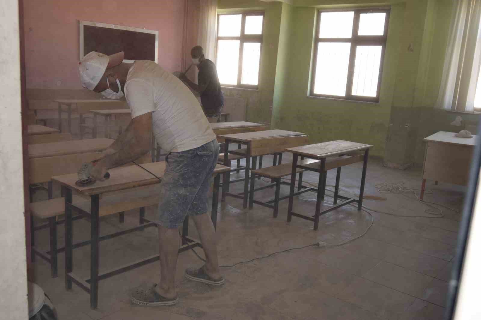 Okullar tatil oldu, idareciler tatil yerine tadilatı seçti