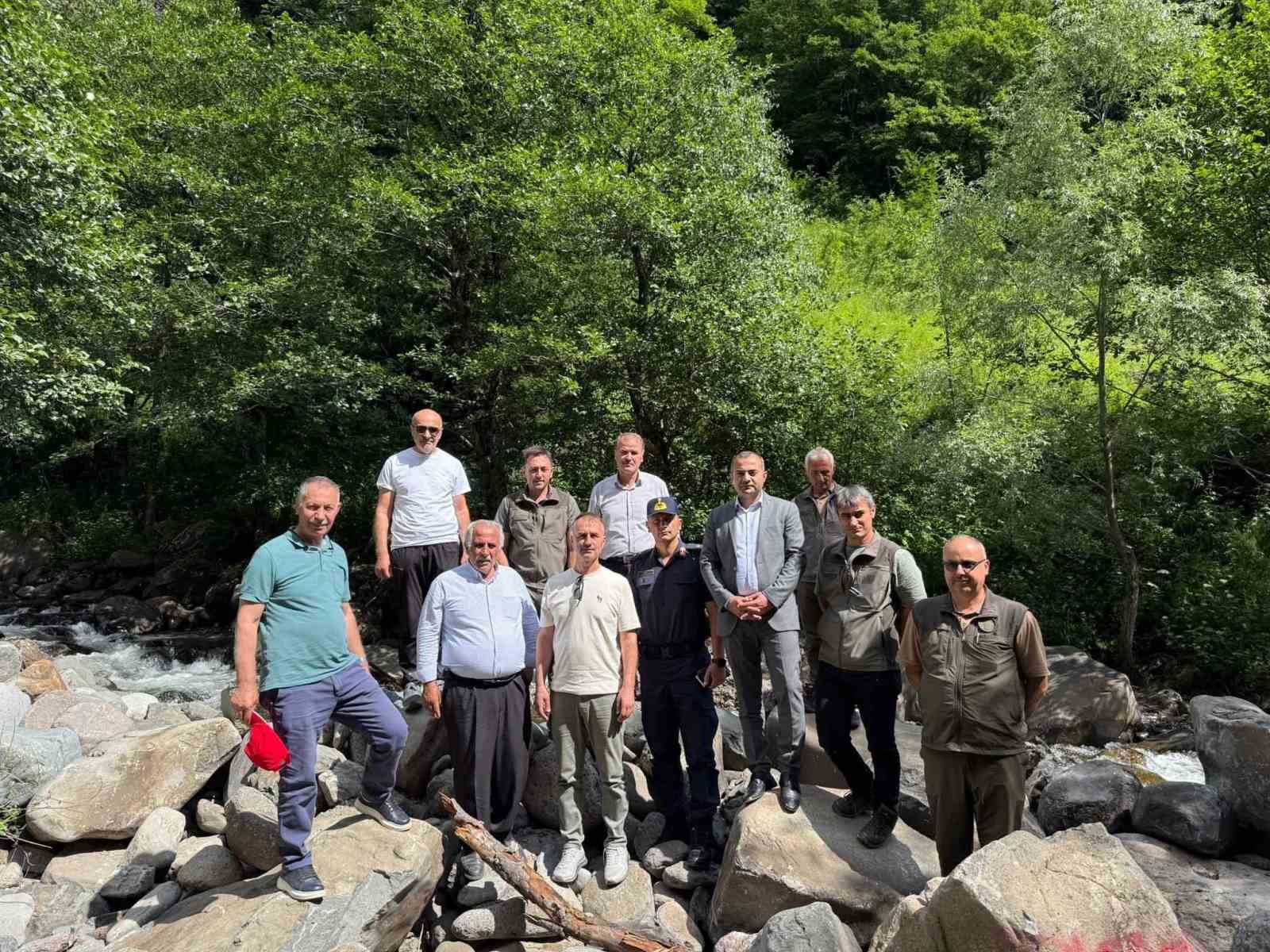 Şavşat’ta Mansurat Deresi’ne 20 bin alabalık yavrusu bırakıldı