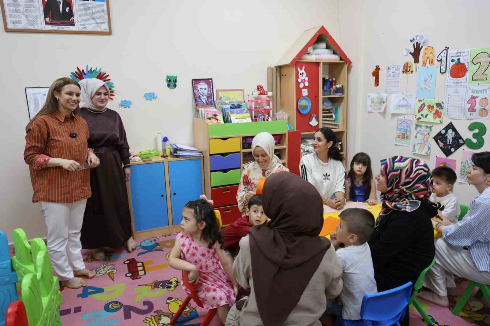 Başkan Vekili Abiş, anne-çocuk atölyelerinde miniklerin yetenekleri takip etti
