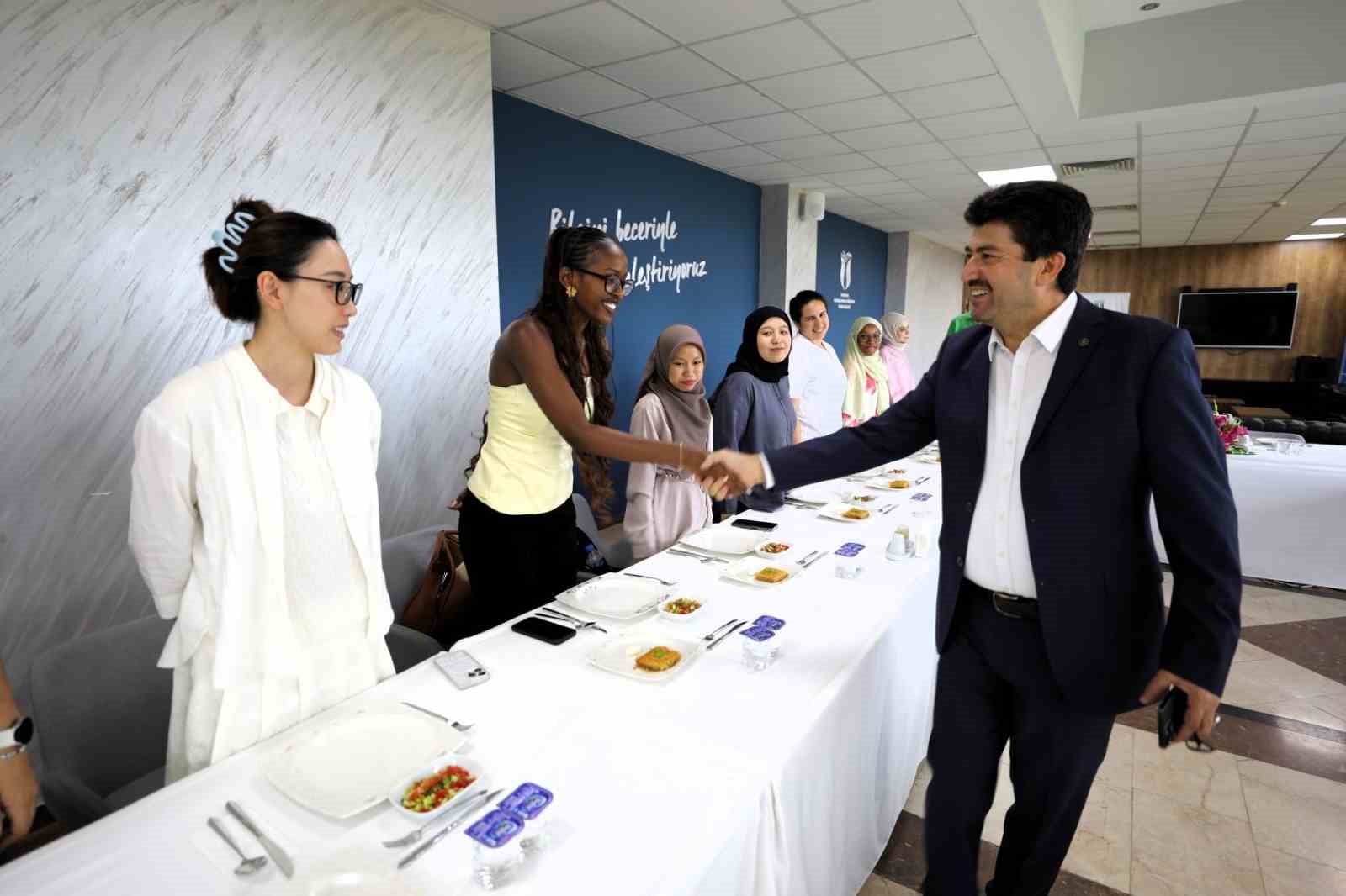 Türkçe sevdalısı gençler SUBÜ’de eğitim görüyor