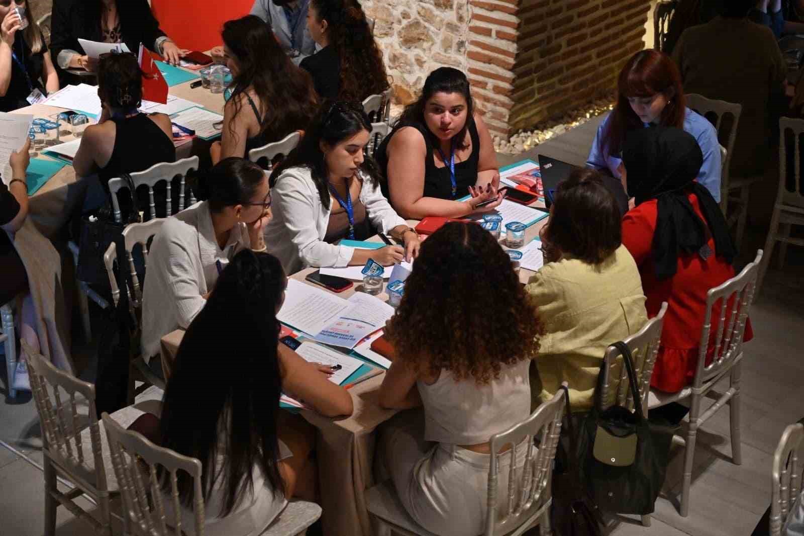 Beşiktaş&rsquo;ta Kız &Ccedil;ocukları İ&ccedil;in Politika ve Tasarım &Ccedil;alıştayı d&uuml;zenlendi
