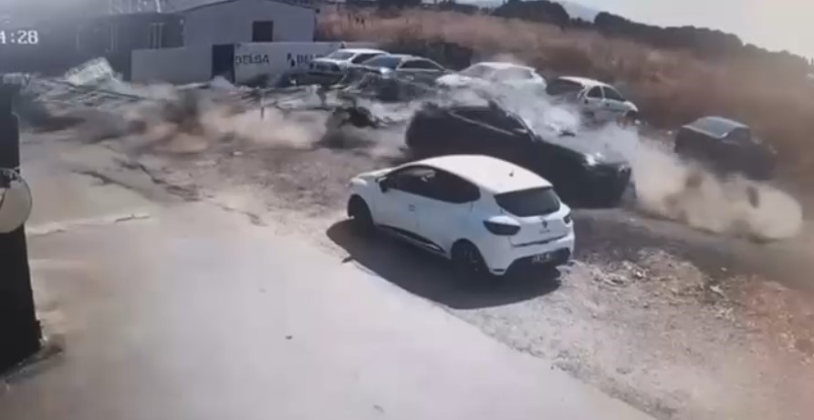 Kule vinç böyle devrildi, sahada çalışan Suriyeliler savaş çıktı zannetti