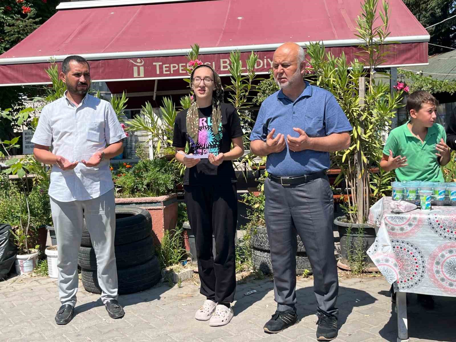 Vefat eden oğlu için Kur’an kursu öğrencilerine ikramda bulundu