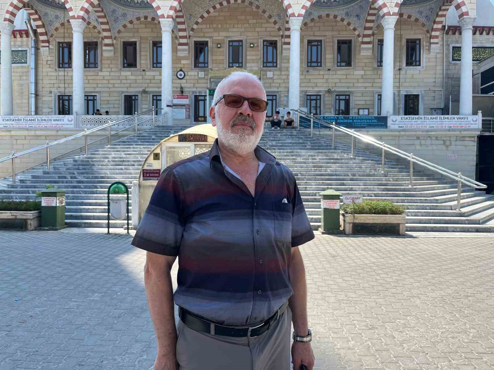 Vefat eden oğlu için Kur’an kursu öğrencilerine ikramda bulundu