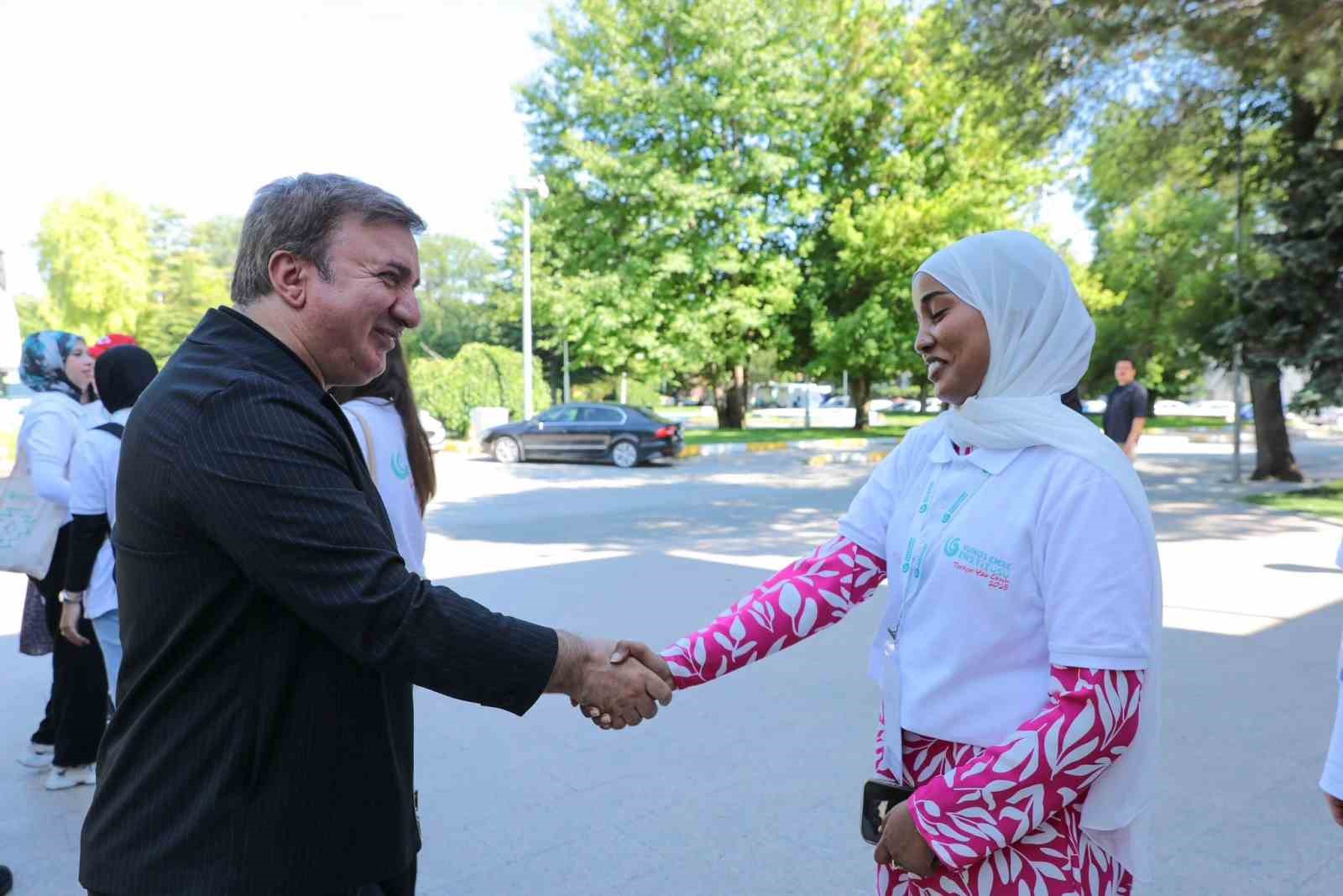 Vali Aydoğdu 12 farklı ülkeden Erzincan’a gelen 14 öğrenciyi ağırladı