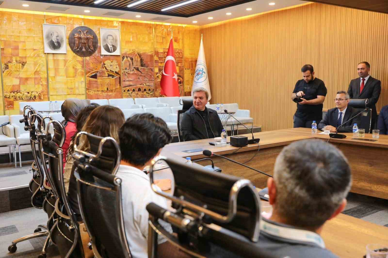 Vali Aydoğdu 12 farklı &uuml;lkeden Erzincan&rsquo;a gelen 14 &ouml;ğrenciyi ağırladı
