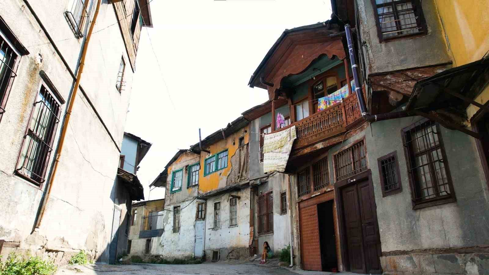 Bir dönemin parlayan mahallesi, bugün zamana direniyor