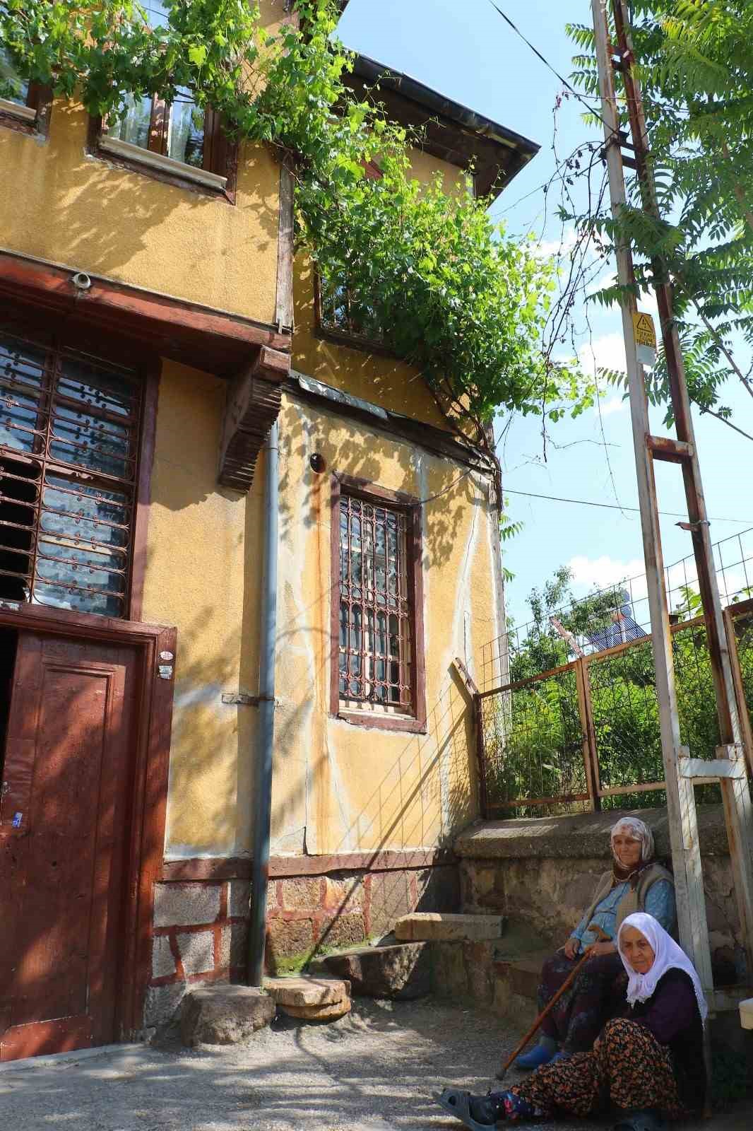 Bir d&ouml;nemin parlayan mahallesi, bug&uuml;n zamana direniyor
