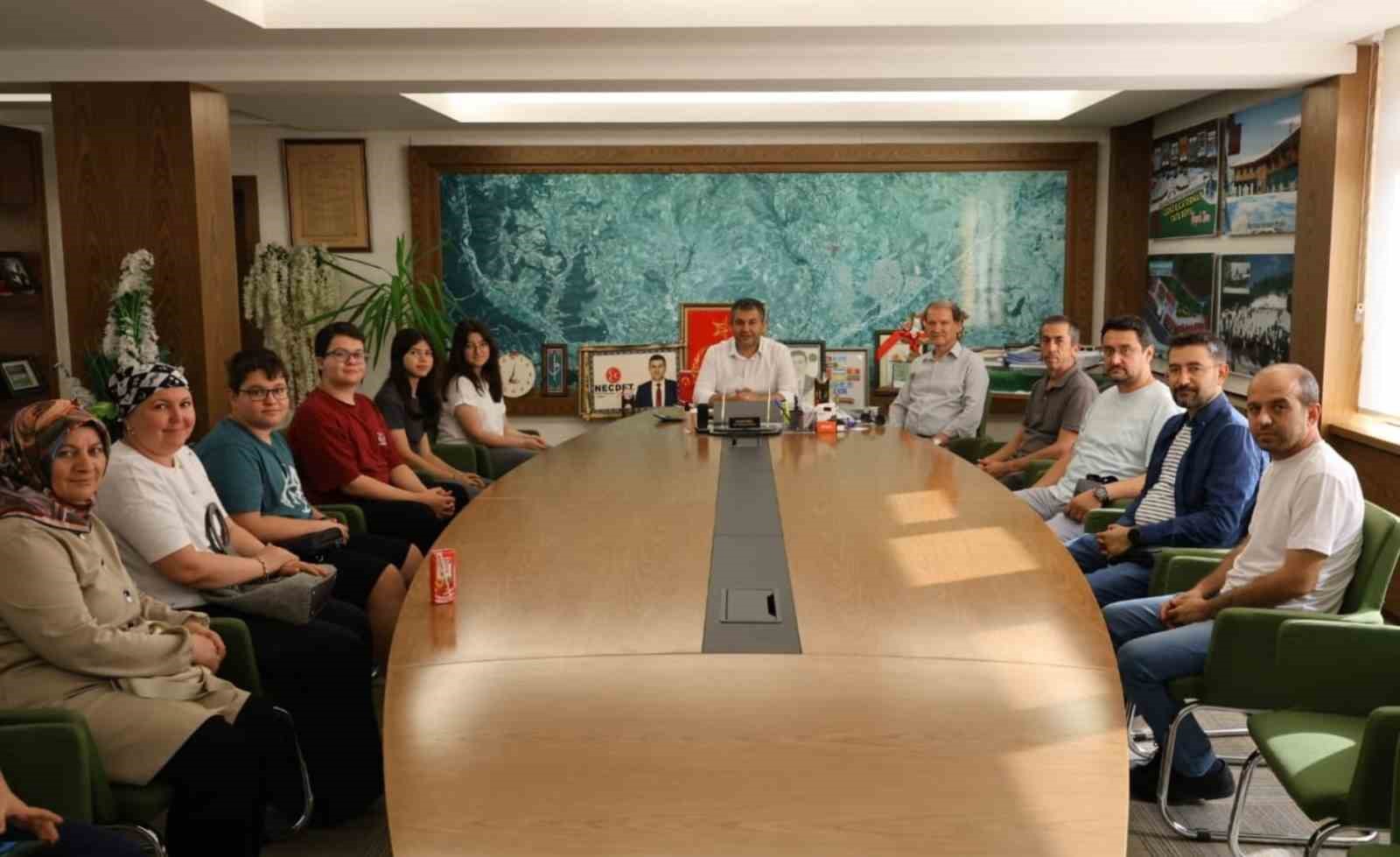 Gediz’in LGS gururları Başkan Akel tarafından ödüllendirildi