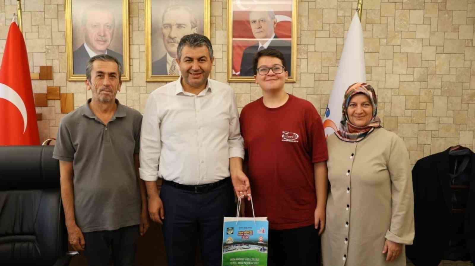 Gediz’in LGS gururları Başkan Akel tarafından ödüllendirildi