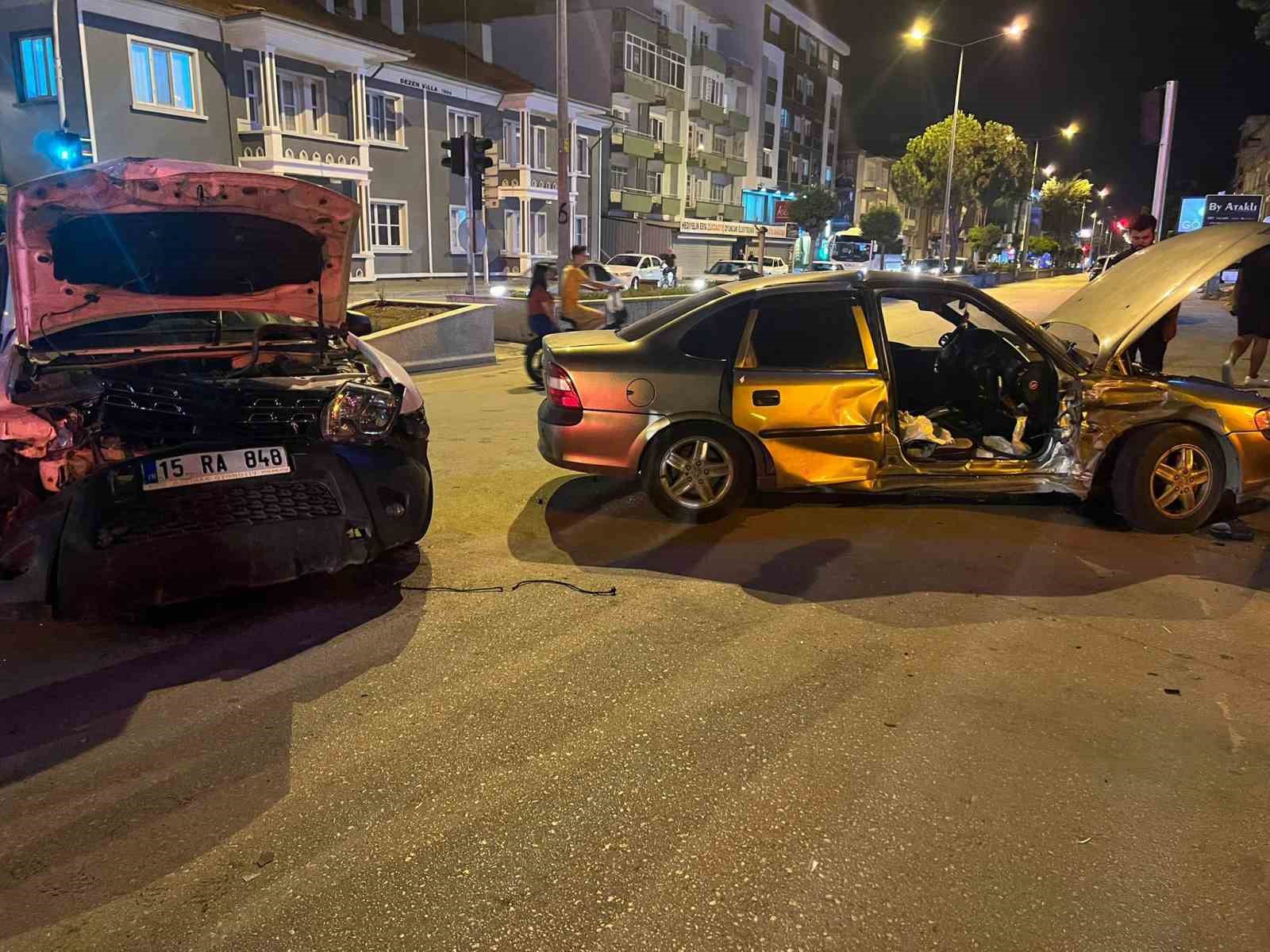 Burdur’da iki otomobil çarpıştı: 2 yaralı